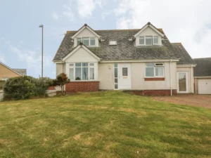 Cemaes Bay large 3 bed pet friendly sleeps 8