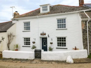 St Keverne pet friendly cottage sleeps 6