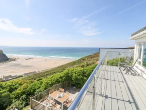 Porthtowan coastal cottage sleeps 8