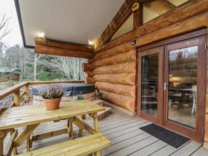 Highlands hot tub lodge with pets welcome