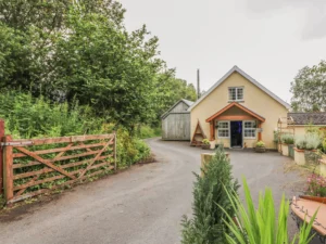 Aberaeron dog friendly hot tub cottage