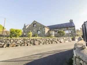 Harlech hot tub cottage sleeps 10