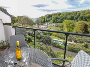 Salcombe apartment with heated pool