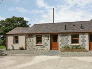 Caernarfon pet friendly hot tub cottage