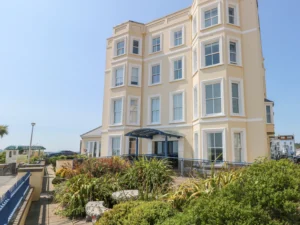 Tenby seaside apartment with sea views