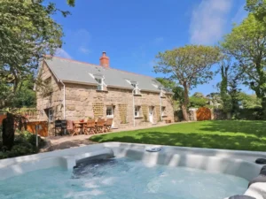 St Just barn conversion with hot tub