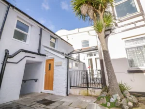 Torquay cheap one bed cottage for couples