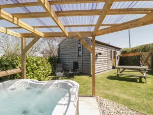 Watchet hot tub lodge for couples