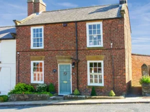 Robin Hoods Bay coastal cottage sleeps 6