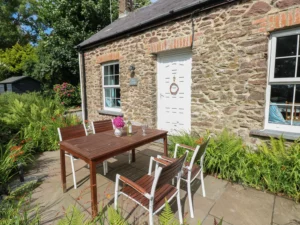 Character cottage with one dog welcome