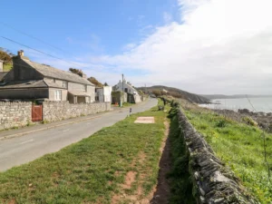 Portwrinkle beachfront cottage sleeps 4