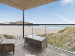 Stylish apartment overlooking beach