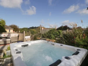 Lyme Regis budget hot tub cottage sleeps 5