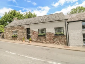 Two bed stone cottage with hot tub