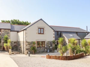 Mullion hot tub cottage sleeps 8