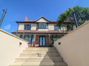 Hot tub holiday home near the beach