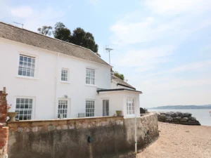 Characterful seaside cottage sleeps 4