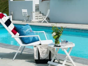 Seaside apartment with communal pool