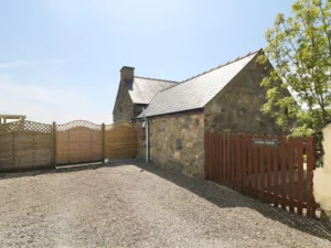 Chwilog pet friendly hot tub cottage