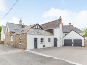 Large detached cottage with hot tub