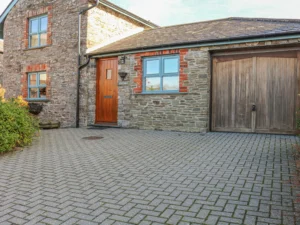 Three bedroom cottage with conservatory