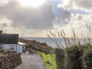 Coverack beach house with hot tub sleeps 10