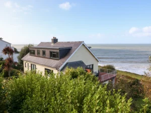 Llwyngwril seafront cottage sleeps 11