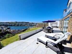 Polruan luxury cottage with hot tub sleeps 10