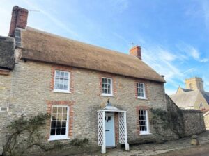 Burton Bradstock pet friendly thatched cottage