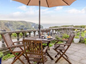 Mullion Cove self-catering cottage sleeps 4