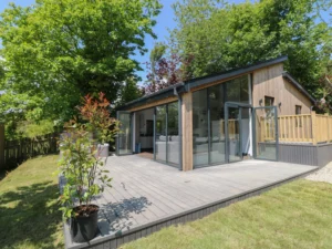 Luxury hot tub lodge close to the beach