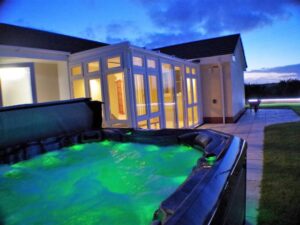 Hartland pet friendly bungalow with hot tub