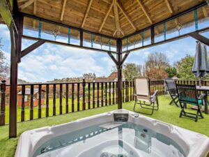 Paignton one bed cottage with hot tub