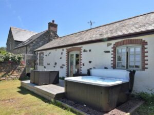 St Agnes pet friendly cottage with hot tub