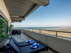 Westward Ho luxury apartment with hot tub