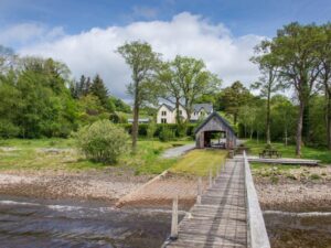 Hot tub holiday home with boathouse