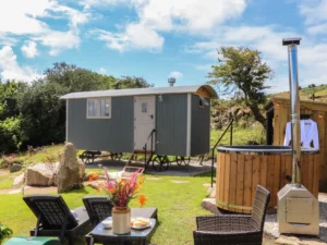 One bedroom unique hut with hot tub