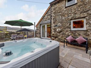 North Wales pet friendly hot tub cottage