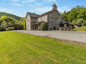 Barmouth large hot tub cottage sleeps 8