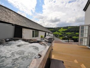 Conwy dog friendly hot tub cottage sleeps 10