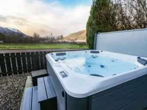 Detached house with hot tub sleeps 10