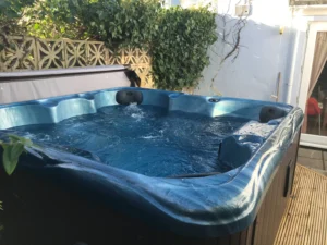 Budget holiday cottage with hot tub