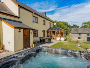 Ceredigion hot tub cottage sleeps 9