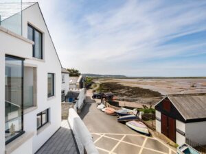 Appledore beachfront dog friendly sleeps 8