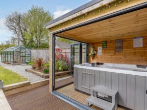 Cornwall luxury hot tub lodge sleeps 10