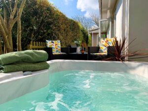 Holywell Bay barn with hot tub