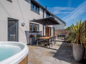 Bude pet friendly hot tub cottage sleeps 8