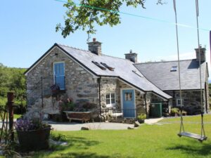 North Wales hot tub cottage sleeps 6