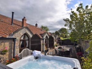 Somerset converted barn with hot tub