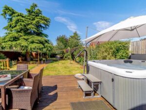 Norfolk pet friendly hot tub cottage sleeps 6